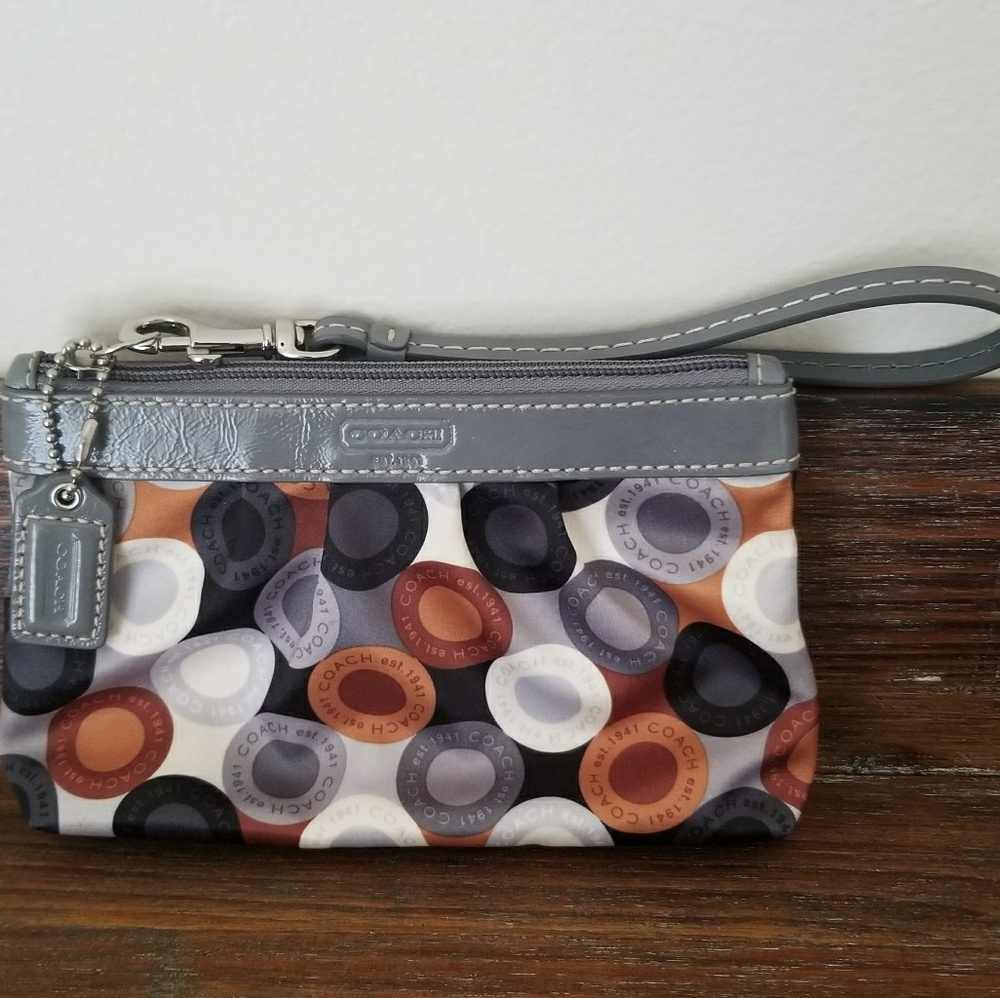 Small wristlet